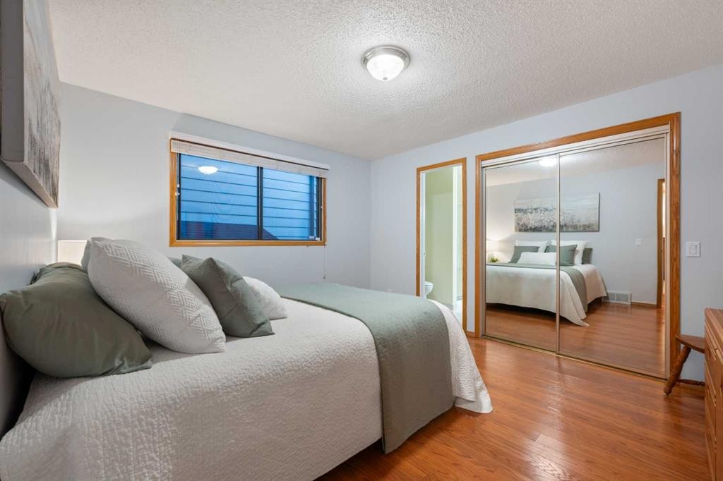 479 Templevale Drive Ne, Calgary, AB - Indoor Photo Showing Bedroom