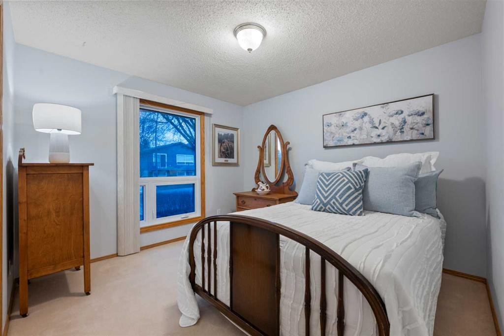 479 Templevale Drive Ne, Calgary, AB - Indoor Photo Showing Bedroom
