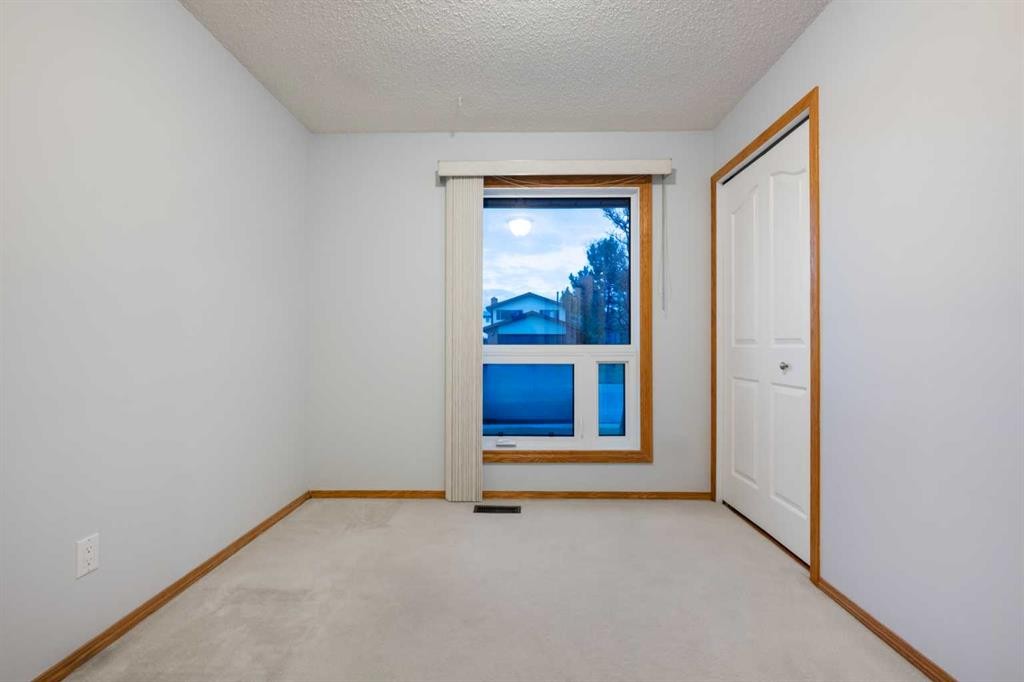 479 Templevale Drive Ne, Calgary, AB - Indoor Photo Showing Other Room