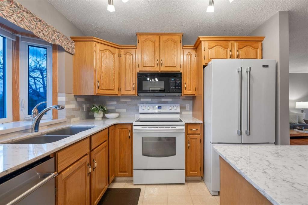 479 Templevale Drive Ne, Calgary, AB - Indoor Photo Showing Kitchen With Double Sink