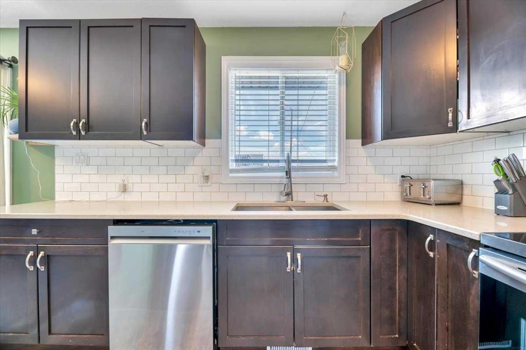 334 Lausen Place, Carseland, AB - Indoor Photo Showing Kitchen With Double Sink