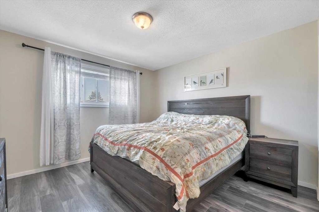 334 Lausen Place, Carseland, AB - Indoor Photo Showing Bedroom