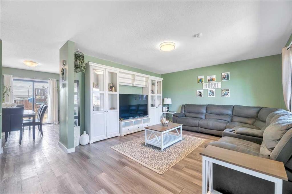 334 Lausen Place, Carseland, AB - Indoor Photo Showing Living Room