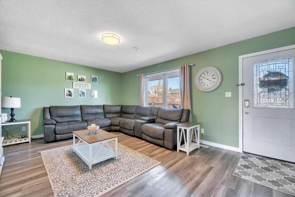 334 Lausen Place, Carseland, AB - Indoor Photo Showing Living Room