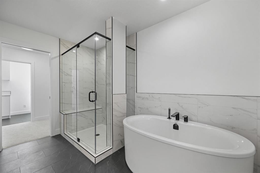 135 Walgrove Bay Se, Calgary, AB - Indoor Photo Showing Bathroom