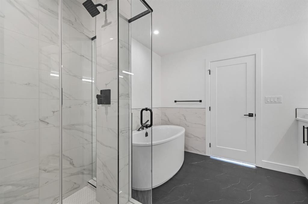 135 Walgrove Bay Se, Calgary, AB - Indoor Photo Showing Bathroom