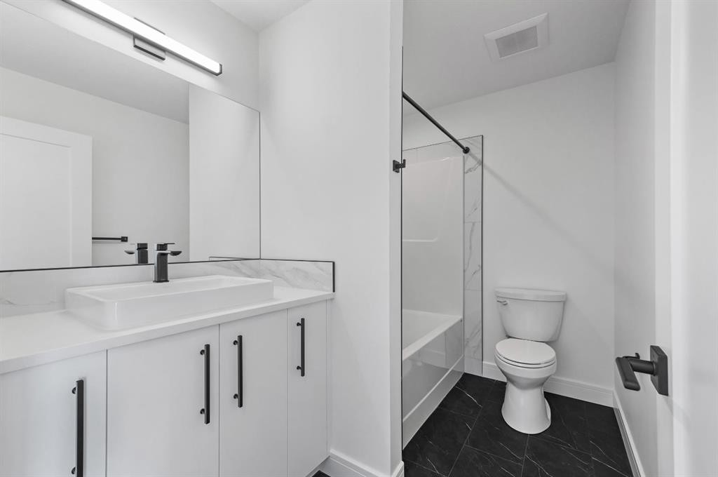 135 Walgrove Bay Se, Calgary, AB - Indoor Photo Showing Bathroom