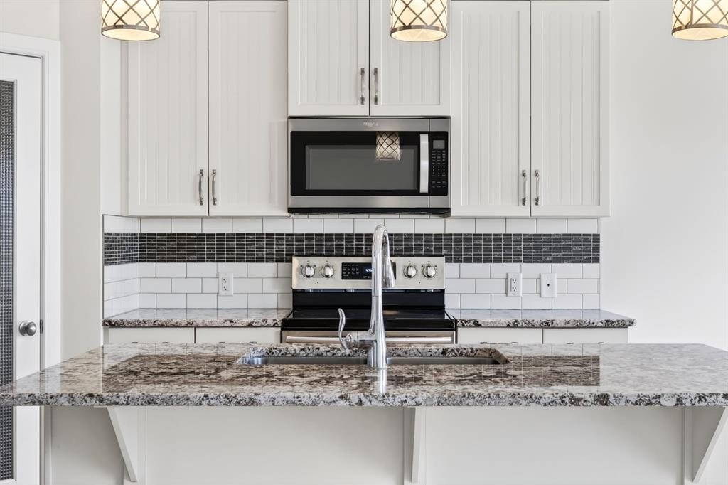 123 Evanscrest Way Nw, Calgary, AB - Indoor Photo Showing Kitchen With Upgraded Kitchen