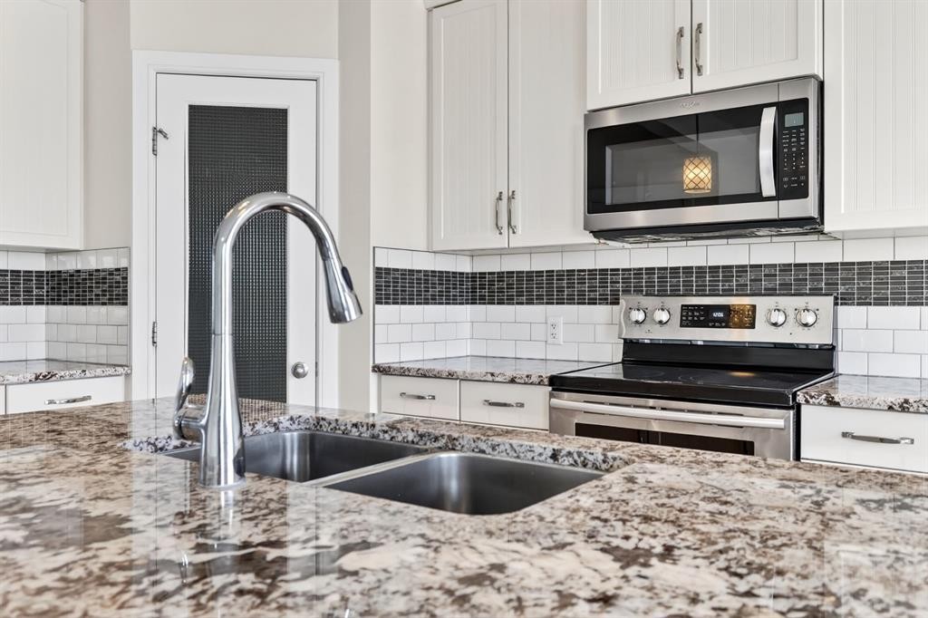 123 Evanscrest Way Nw, Calgary, AB - Indoor Photo Showing Kitchen With Stainless Steel Kitchen With Double Sink With Upgraded Kitchen