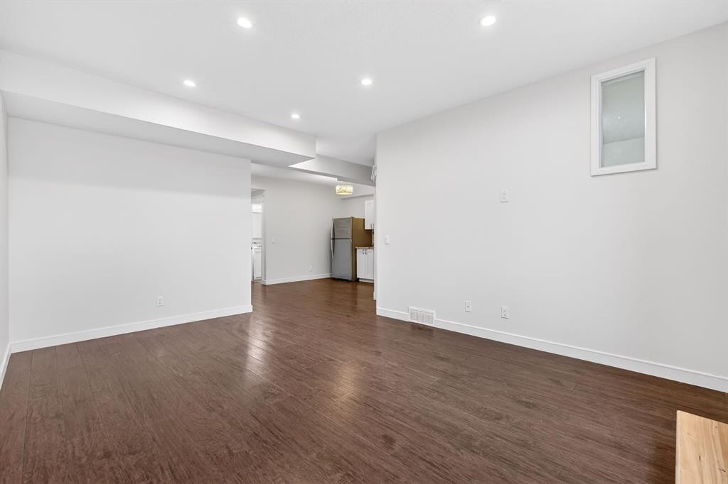 123 Evanscrest Way Nw, Calgary, AB - Indoor Photo Showing Other Room