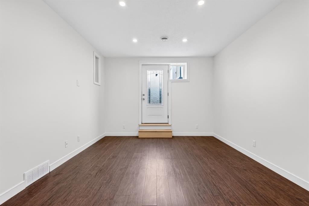 123 Evanscrest Way Nw, Calgary, AB - Indoor Photo Showing Other Room