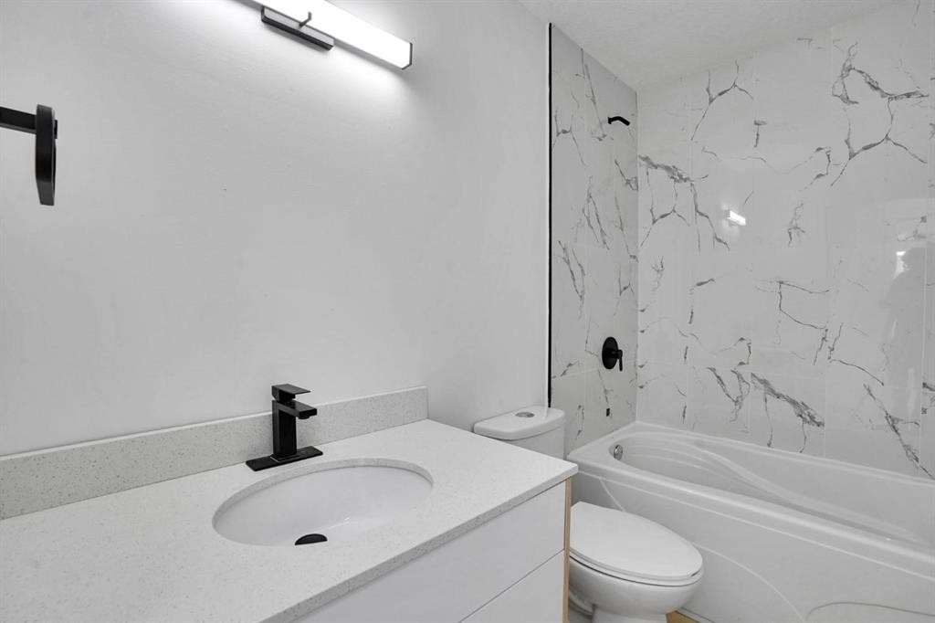 20 Templehill Crescent Ne, Calgary, AB - Indoor Photo Showing Bathroom