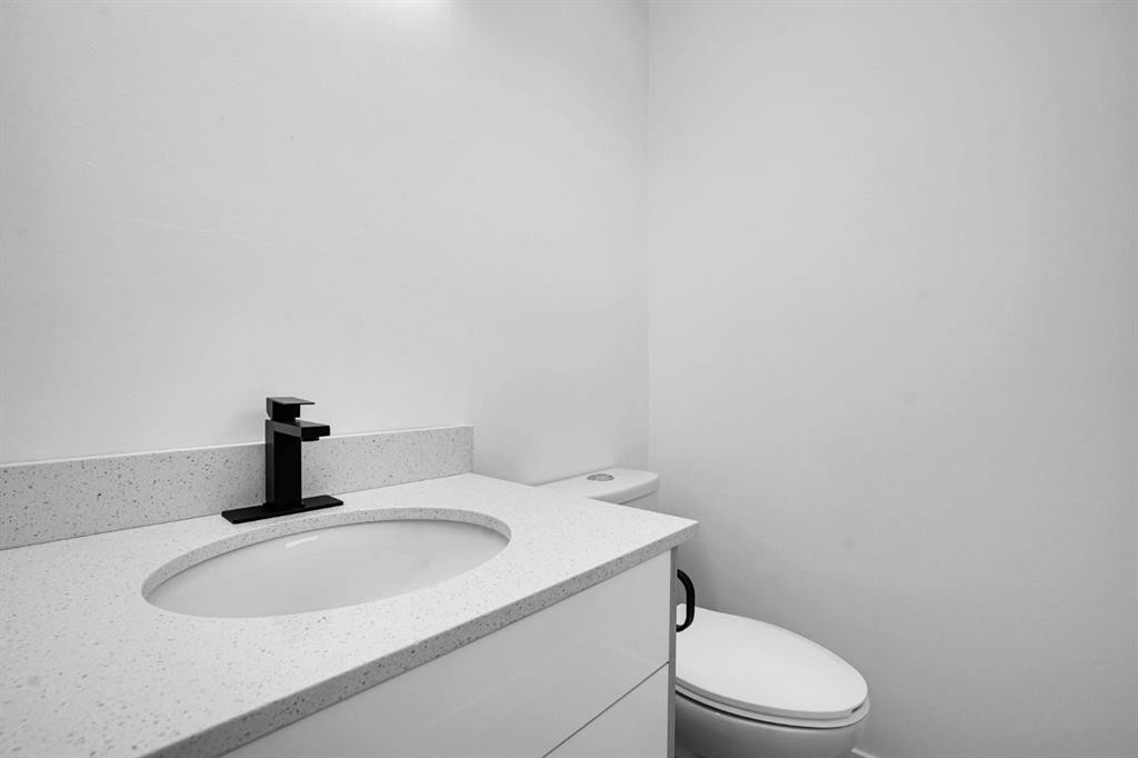 20 Templehill Crescent Ne, Calgary, AB - Indoor Photo Showing Bathroom