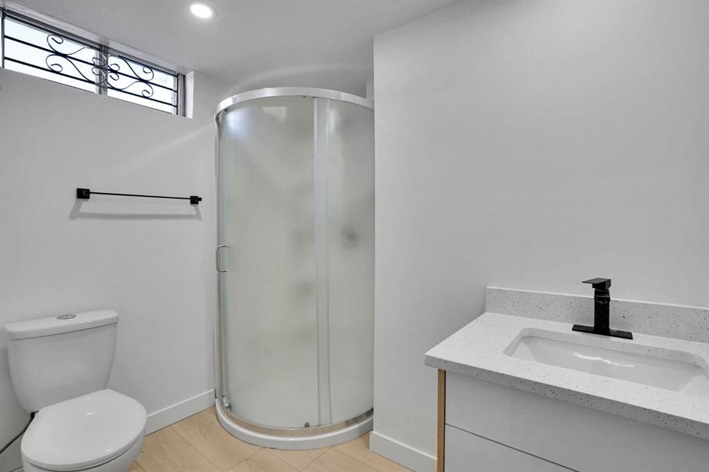 20 Templehill Crescent Ne, Calgary, AB - Indoor Photo Showing Bathroom