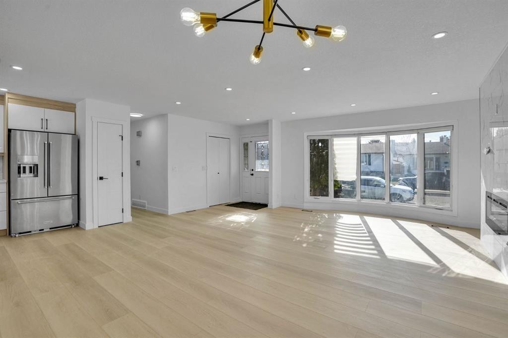 20 Templehill Crescent Ne, Calgary, AB - Indoor Photo Showing Other Room