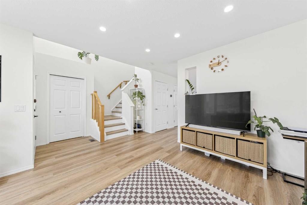 182 Covemeadow Close Ne, Calgary, AB - Indoor Photo Showing Living Room