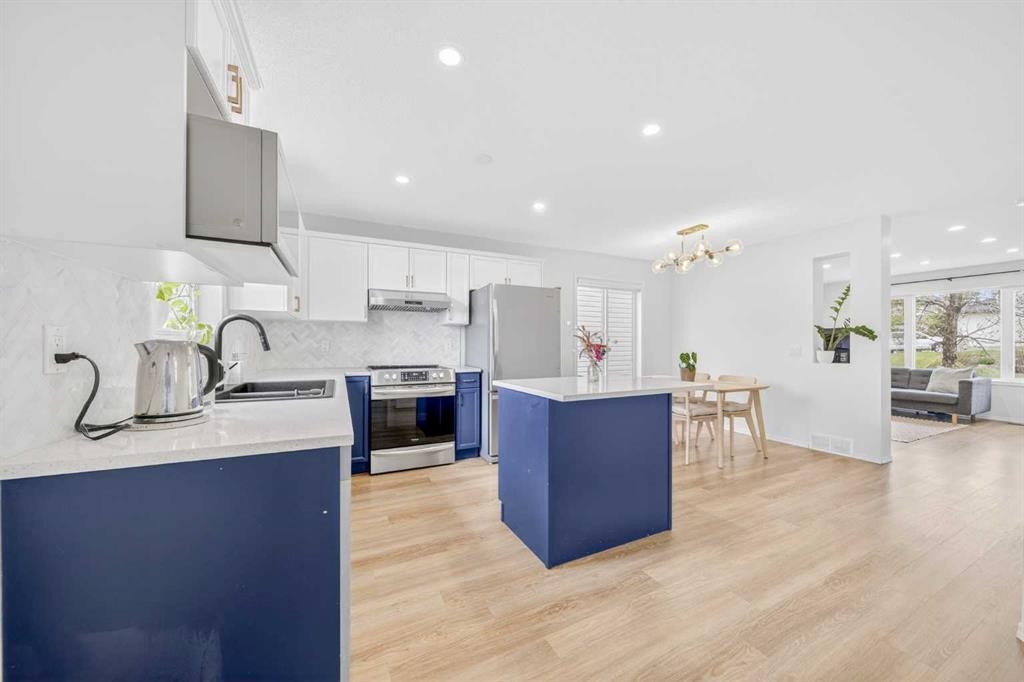 182 Covemeadow Close Ne, Calgary, AB - Indoor Photo Showing Kitchen With Stainless Steel Kitchen With Upgraded Kitchen