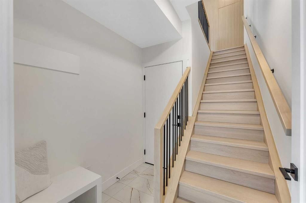 4917 88 Avenue Ne, Calgary, AB - Indoor Photo Showing Other Room