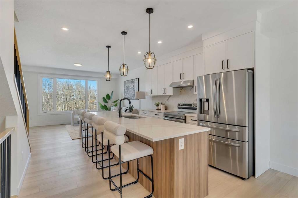 4917 88 Avenue Ne, Calgary, AB - Indoor Photo Showing Kitchen With Stainless Steel Kitchen With Upgraded Kitchen