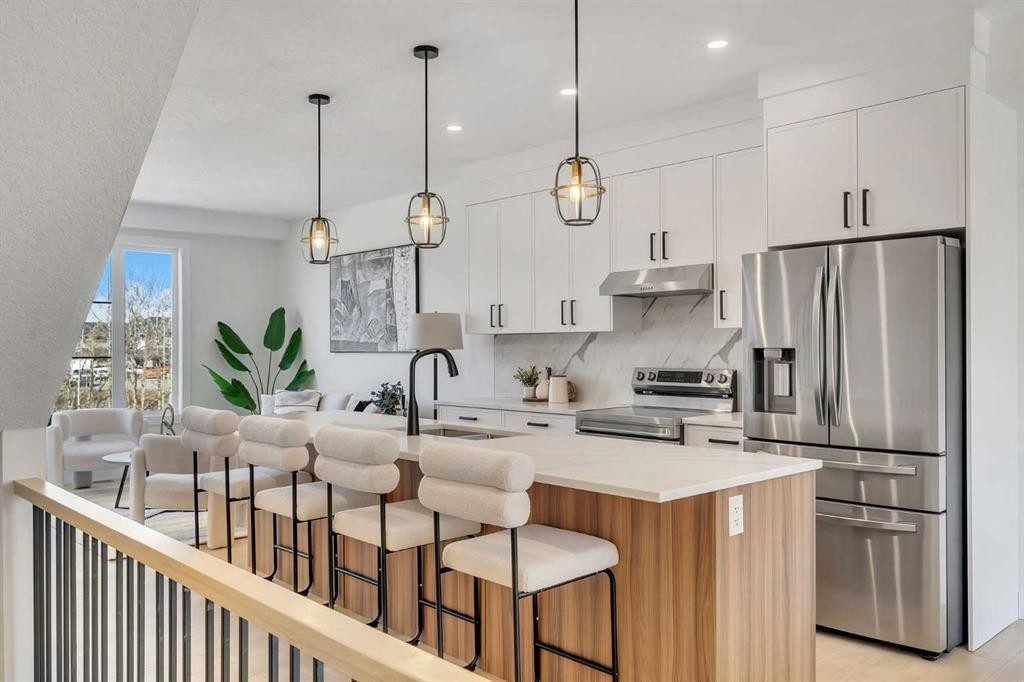 4917 88 Avenue Ne, Calgary, AB - Indoor Photo Showing Kitchen With Stainless Steel Kitchen With Upgraded Kitchen
