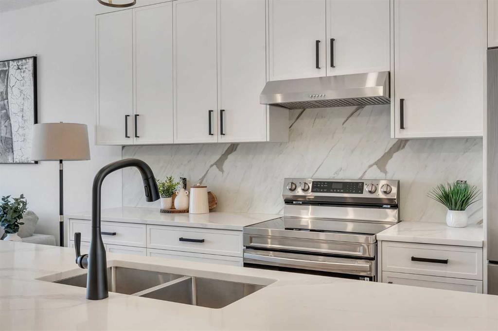 4917 88 Avenue Ne, Calgary, AB - Indoor Photo Showing Kitchen With Double Sink With Upgraded Kitchen