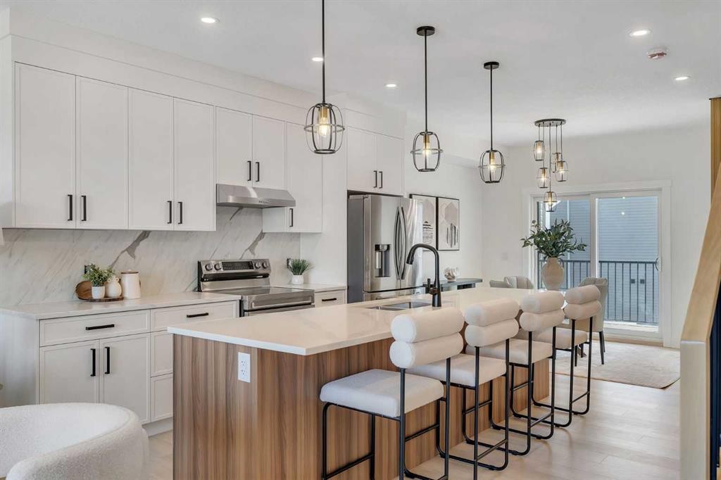 4917 88 Avenue Ne, Calgary, AB - Indoor Photo Showing Kitchen With Upgraded Kitchen