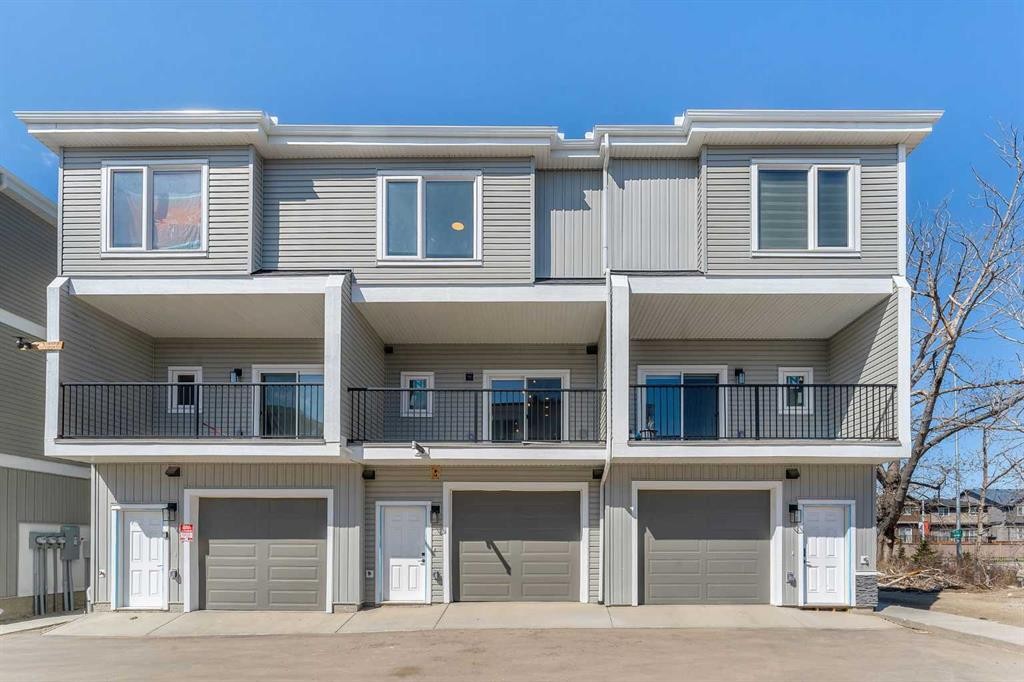 4917 88 Avenue Ne, Calgary, AB - Outdoor With Balcony With Facade