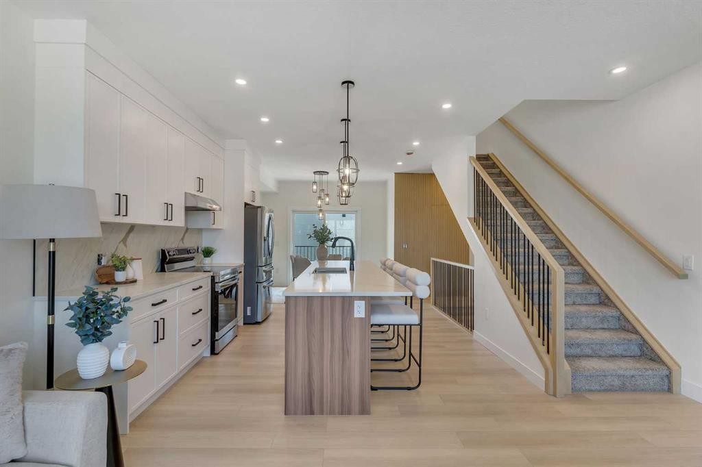 4917 88 Avenue Ne, Calgary, AB - Indoor Photo Showing Kitchen With Upgraded Kitchen