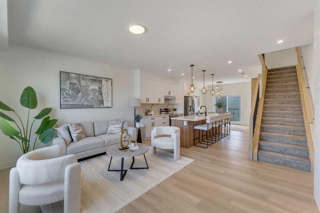 4917 88 Avenue Ne, Calgary, AB - Indoor Photo Showing Living Room