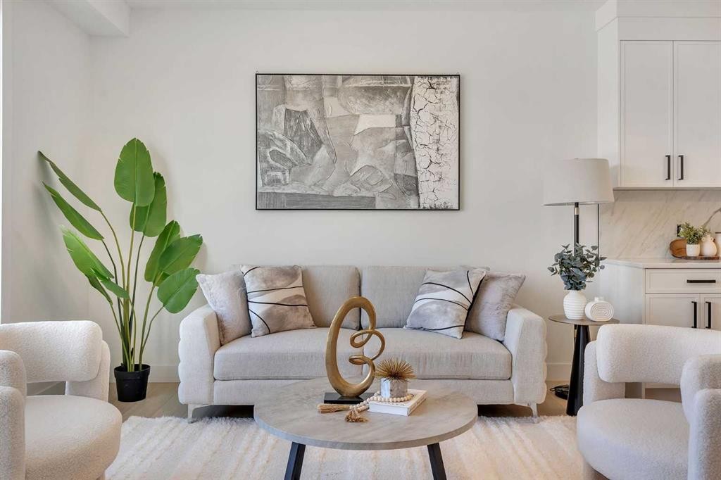 4917 88 Avenue Ne, Calgary, AB - Indoor Photo Showing Living Room