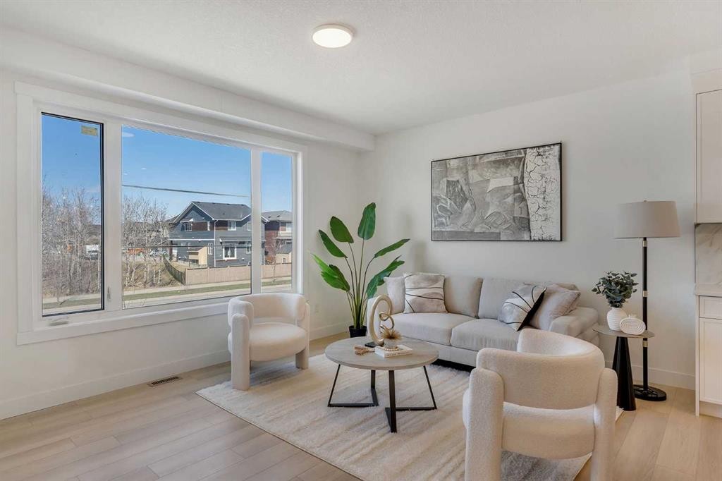 4917 88 Avenue Ne, Calgary, AB - Indoor Photo Showing Living Room