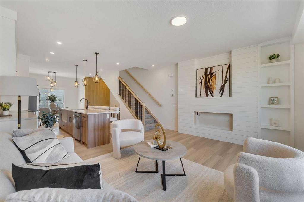 4917 88 Avenue Ne, Calgary, AB - Indoor Photo Showing Living Room