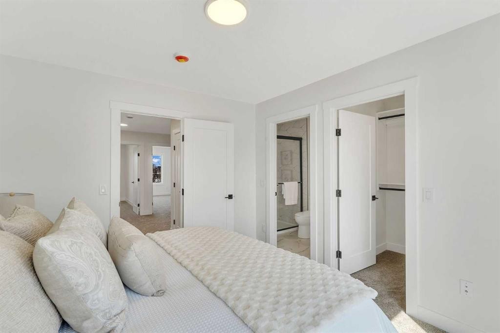 4917 88 Avenue Ne, Calgary, AB - Indoor Photo Showing Bedroom