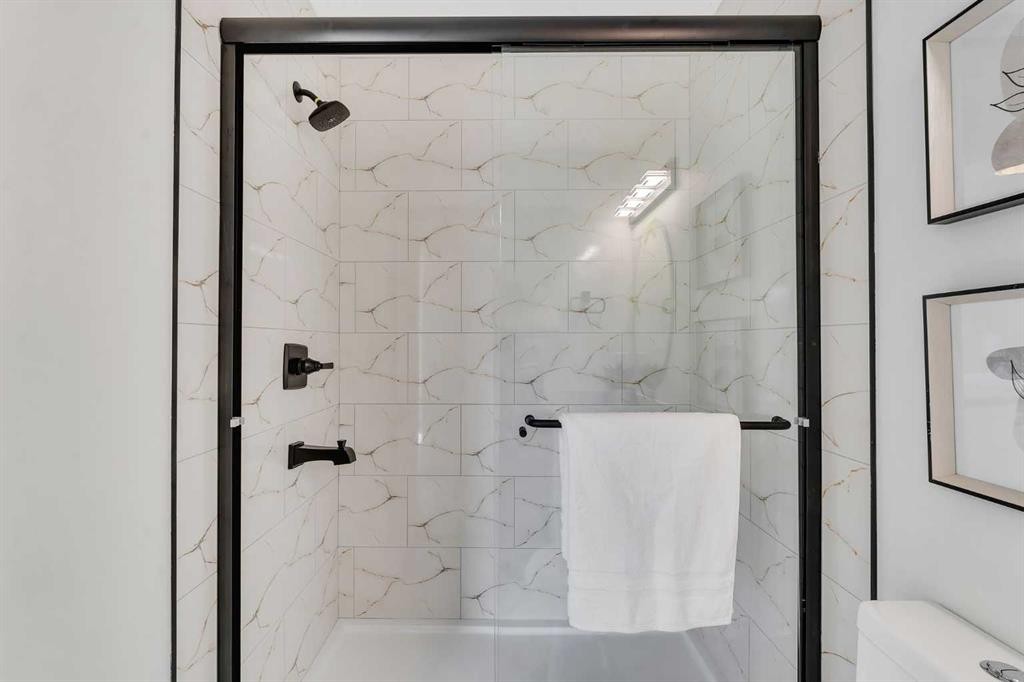 4917 88 Avenue Ne, Calgary, AB - Indoor Photo Showing Bathroom