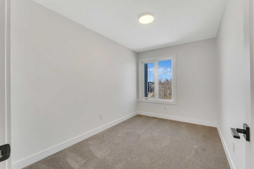4917 88 Avenue Ne, Calgary, AB - Indoor Photo Showing Other Room