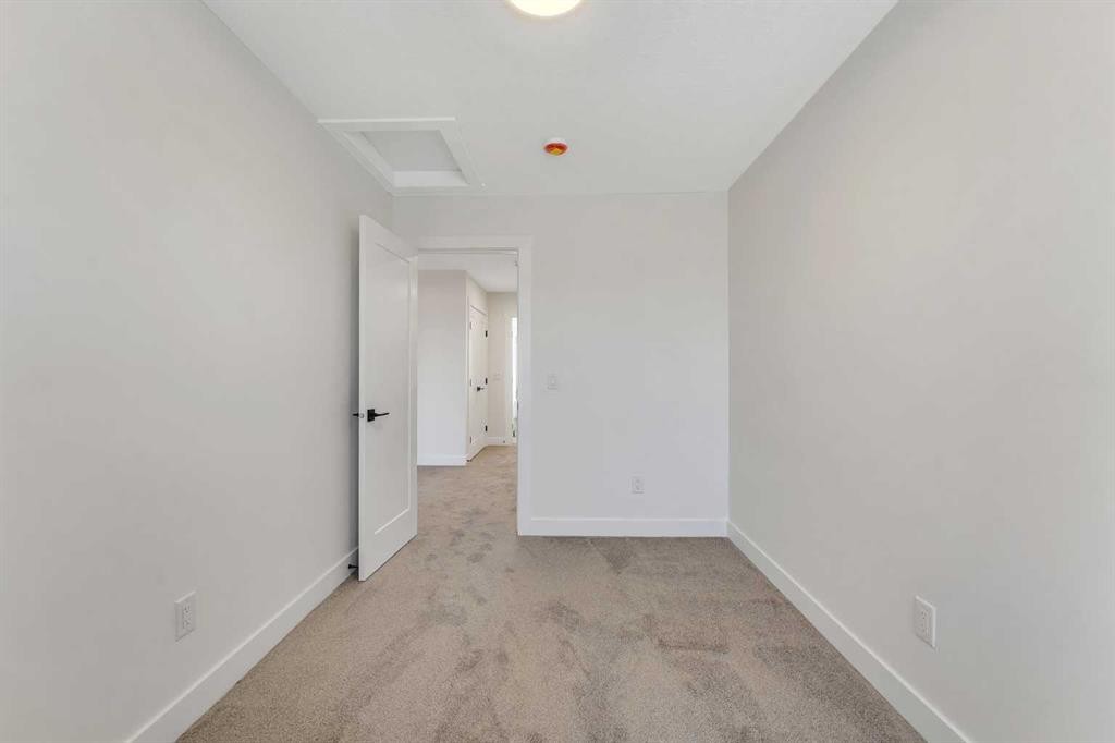 4917 88 Avenue Ne, Calgary, AB - Indoor Photo Showing Other Room