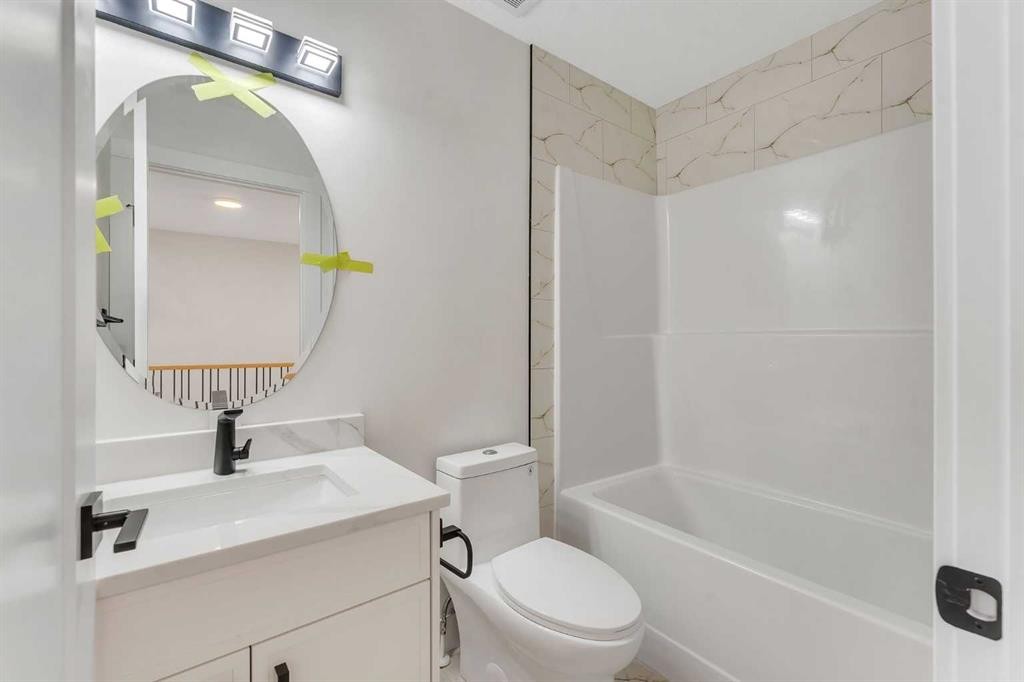 4917 88 Avenue Ne, Calgary, AB - Indoor Photo Showing Bathroom