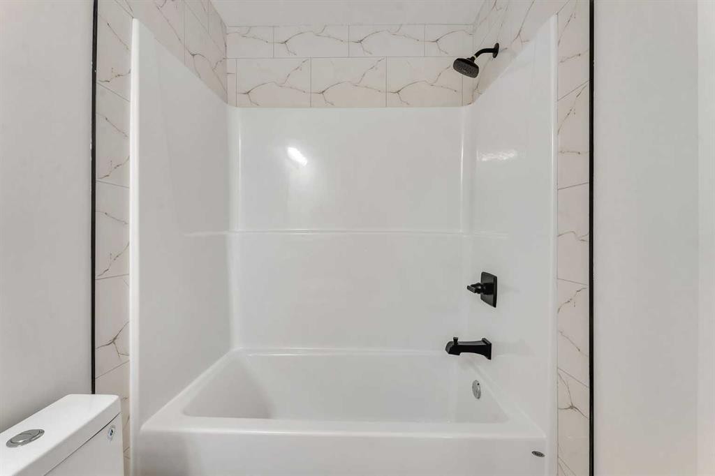 4917 88 Avenue Ne, Calgary, AB - Indoor Photo Showing Bathroom