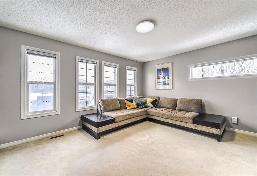 88 Evansford Road Nw, Calgary, AB - Indoor Photo Showing Living Room