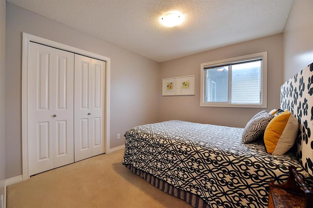 88 Evansford Road Nw, Calgary, AB - Indoor Photo Showing Bedroom