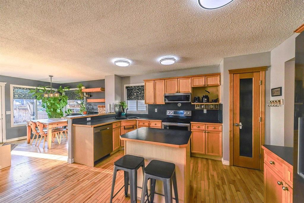 88 Evansford Road Nw, Calgary, AB - Indoor Photo Showing Kitchen