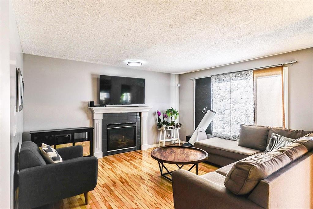 88 Evansford Road Nw, Calgary, AB - Indoor Photo Showing Living Room With Fireplace