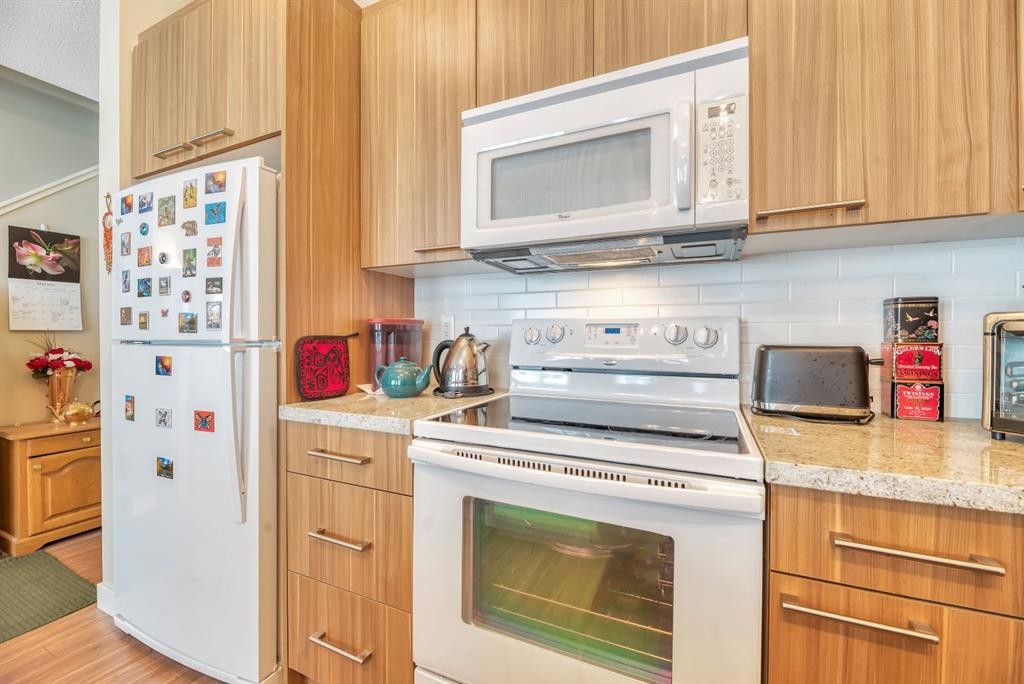 131-300 Marina Drive, Chestermere, AB - Indoor Photo Showing Kitchen