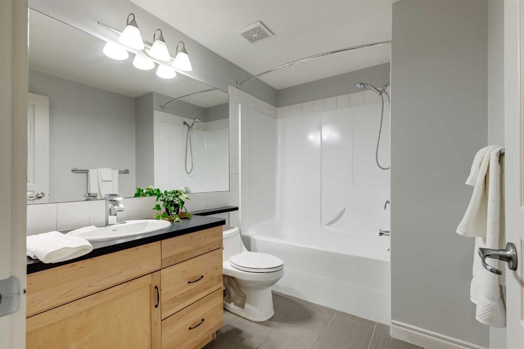 7-181 Rockyledge View Nw, Calgary, AB - Indoor Photo Showing Bathroom