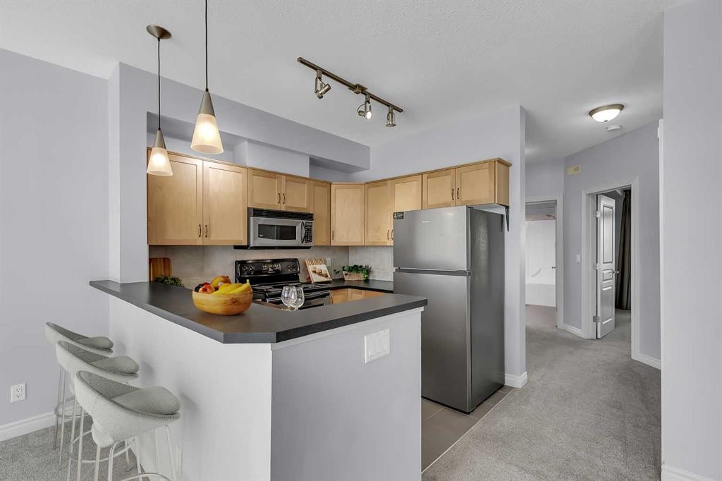 7-181 Rockyledge View Nw, Calgary, AB - Indoor Photo Showing Kitchen
