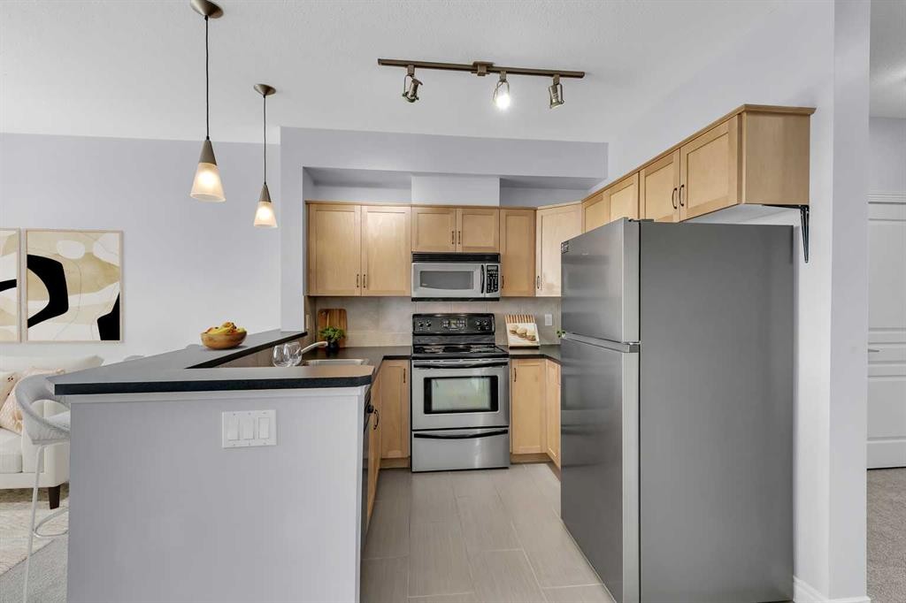 7-181 Rockyledge View Nw, Calgary, AB - Indoor Photo Showing Kitchen
