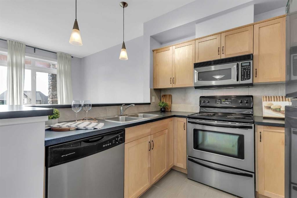 7-181 Rockyledge View Nw, Calgary, AB - Indoor Photo Showing Kitchen With Double Sink
