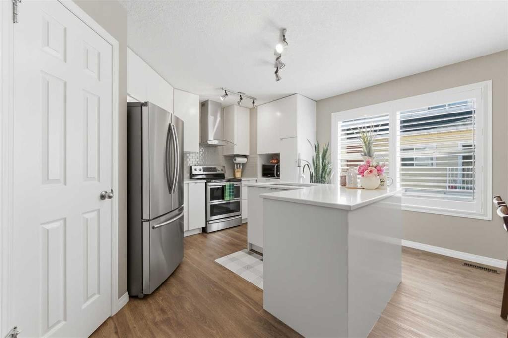 159 Mckenzie Towne Gate Se, Calgary, AB - Indoor Photo Showing Kitchen