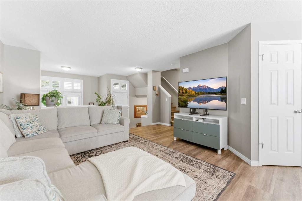 159 Mckenzie Towne Gate Se, Calgary, AB - Indoor Photo Showing Living Room