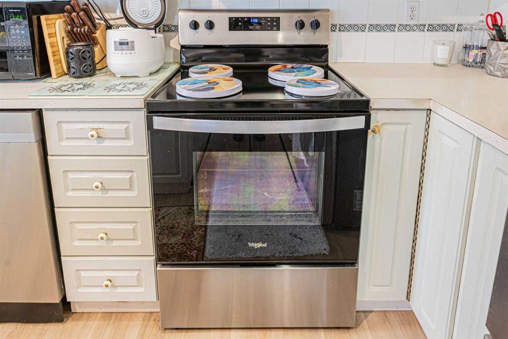 18 Coral Springs Circle Ne, Calgary, AB - Indoor Photo Showing Kitchen